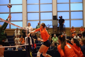 Syracuse won its 10th straight game, defeating Le Moyne in straight sets Thursday. 